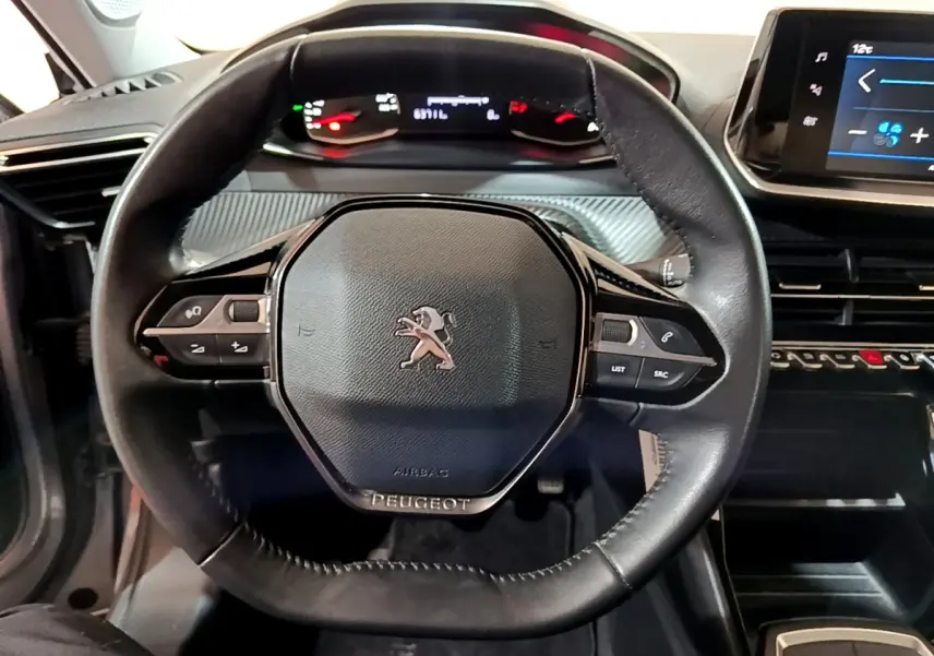 Volant cuir noir de Peugeot 2008 BlueHDi 110 S&S Active 2022 vu de face avec tableau de bord digital et écran tactile.