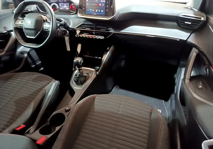 Vue intérieure avant droite du Peugeot 2008 2022, volant cuir, écran tactile 7 pouces et boîte manuelle.