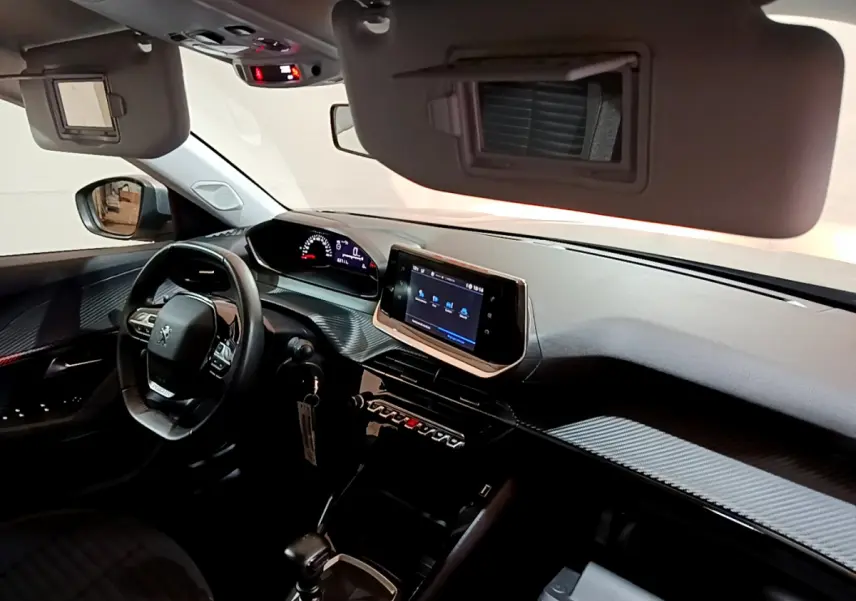 Intérieur Peugeot 2008 BlueHDi 110 vue côté conducteur, tableau de bord moderne avec écran tactile et volant cuir.