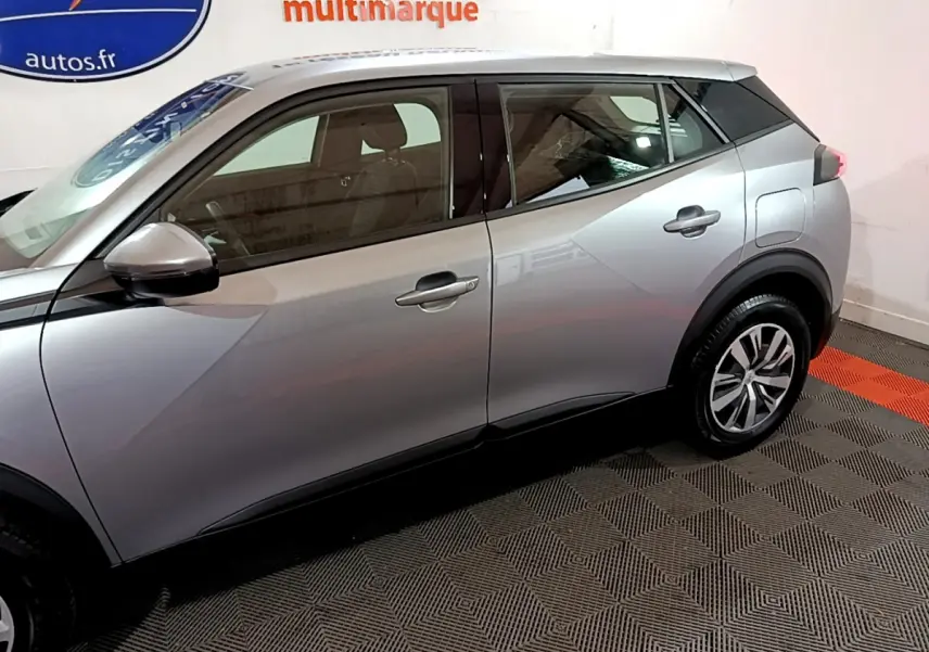 Vue latérale droite du Peugeot 2008 gris clair 2022 avec jantes alliage et rétroviseurs ton caisse.