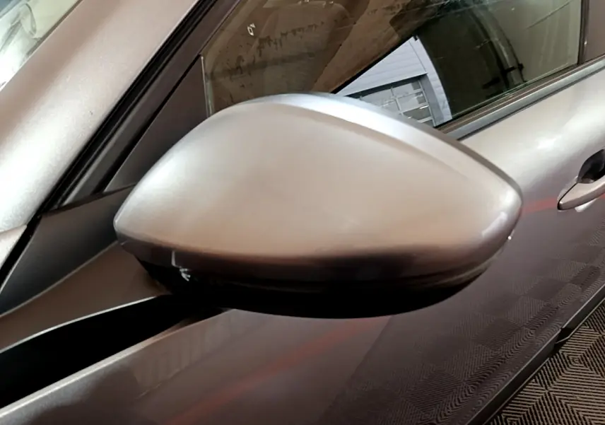 Rétroviseur côté gauche gris clair du Peugeot 2008 BlueHDi 110 S&S Active 2022, avec poignée de porte visible.