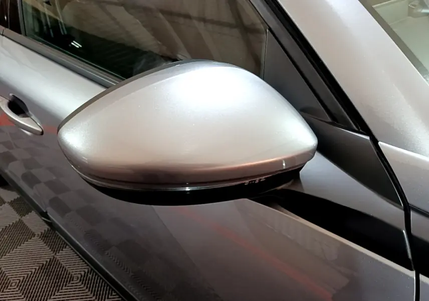 Rétroviseur côté gauche gris clair du Peugeot 2008 BlueHDi 110 S&S Active 2022, vue rapprochée sur porte et vitre.