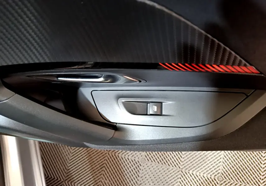 Détail de la commande de lève-vitre côté conducteur sur la porte intérieure gris clair du Peugeot 2008 BlueHDi 110 S&S Active 2022.