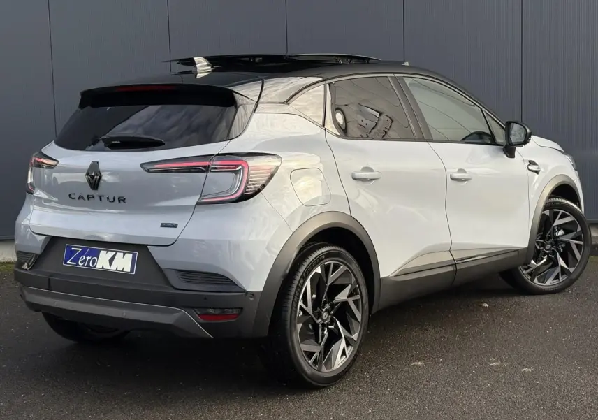 Vue 3/4 arrière droite du Renault Captur gris Rafale avec toit noir ouvrant et jantes aluminium noires.