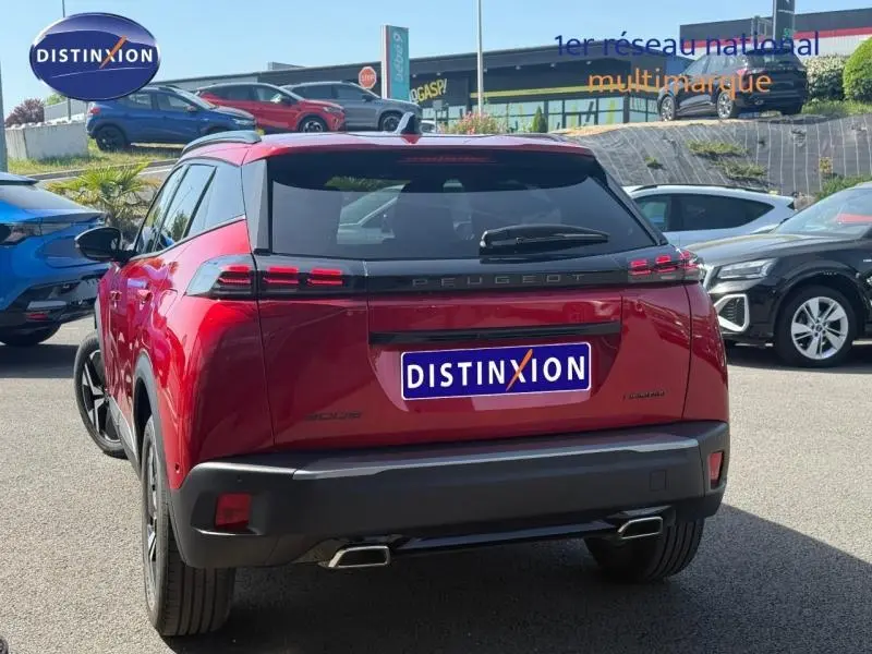 Vue arrière d'un Peugeot 2008 rouge Elixir 2025 avec feux arrière à triple griffes et double sortie d'échappement.