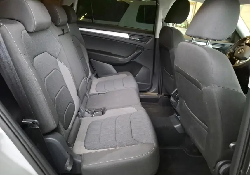 Vue intérieure côté gauche des sièges arrière en tissu noir du Skoda Kodiaq gris clair, version 7 places 2023.