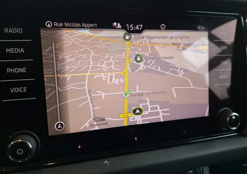Écran tactile du GPS intégré dans le tableau de bord du Skoda Kodiaq 2023, affichant une carte de navigation.