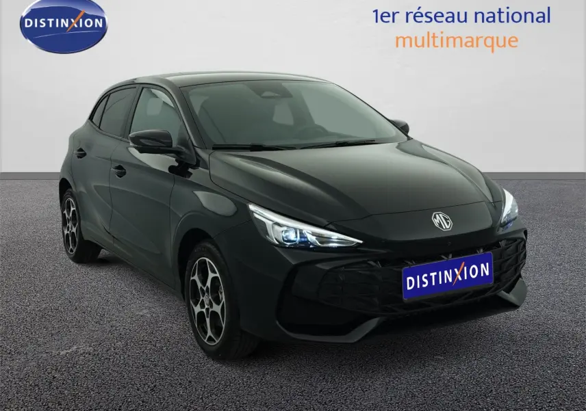 Vue 3/4 avant gauche de la MG3 Pebble Black 2026 avec phares LED allumés et jantes alliage 16 pouces.