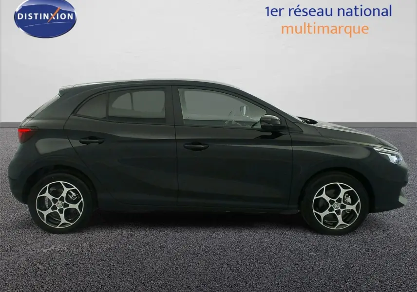 Vue de profil côté gauche de la MG3 1.5 L Hybrid+ 195 ch Luxury en Pebble Black avec jantes alliage 16 pouces.