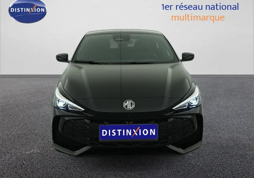 Vue frontale du MG3 1.5 L Hybrid+ Pebble Black avec phares LED allumés et calandre noire distinctive.