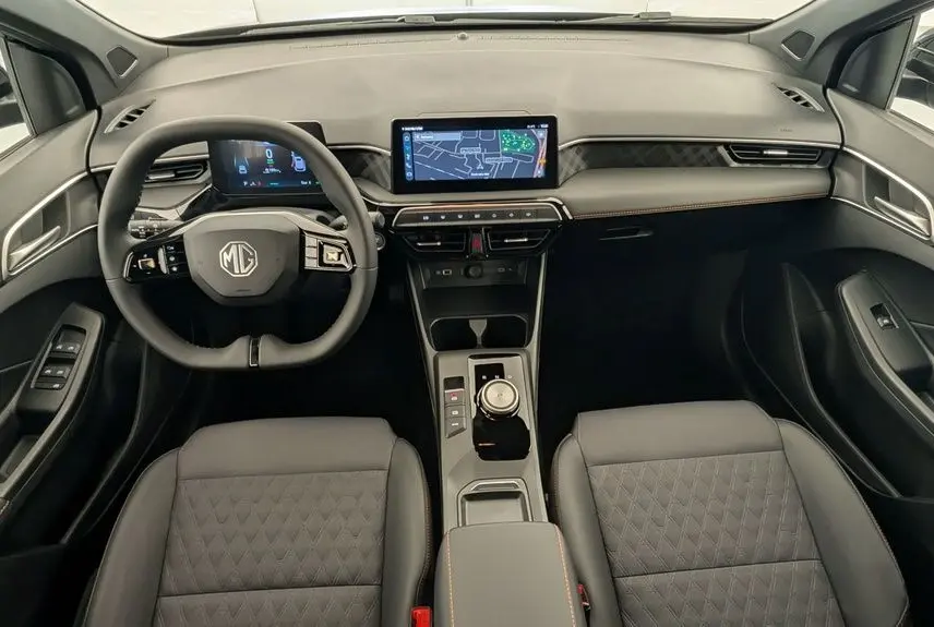 Vue intérieure frontale du tableau de bord et volant noir de la MG3 1.5 L Hybrid+ avec écran tactile et sièges en similicuir noir.