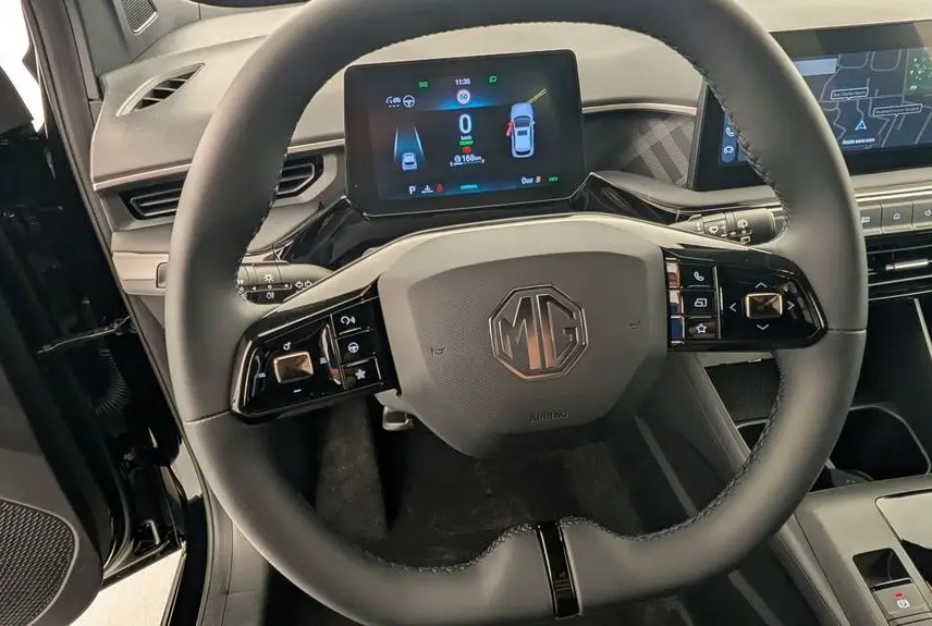Vue intérieure centrée sur le volant cuir noir du MG3 1.5L Hybrid+ 2026 avec tableau de bord numérique et écran tactile.