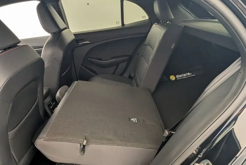 Vue intérieure côté droit de la banquette arrière rabattue en similicuir noir du MG3 Pebble Black 2026.