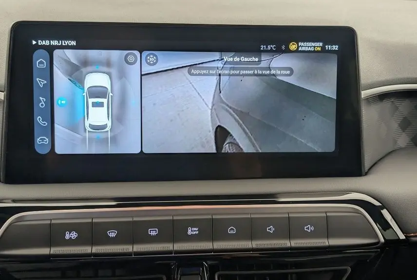 Écran central affichant la caméra 360° avec vue de gauche sur la carrosserie noire du MG3 hybride 2026.