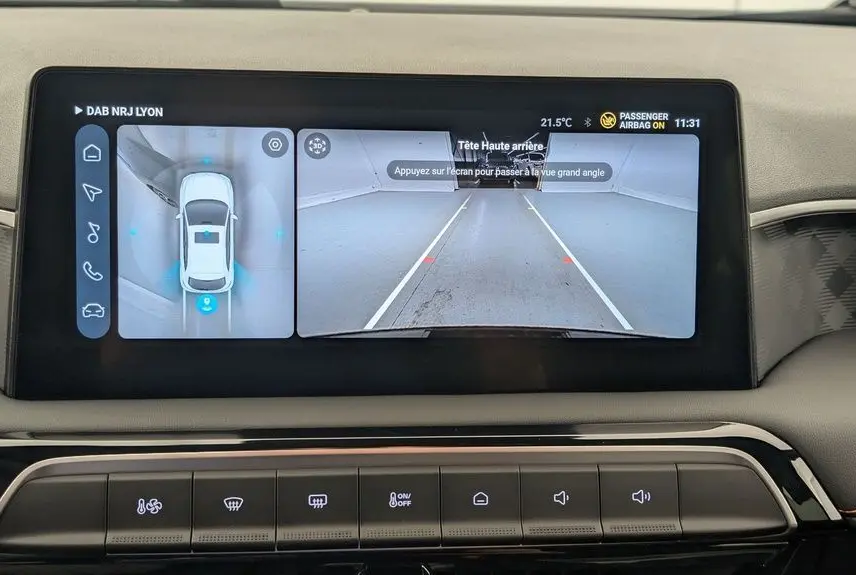 Écran central de la MG3 1.5L Hybrid+ 2026 montrant la caméra 360° et la vue arrière en stationnement.
