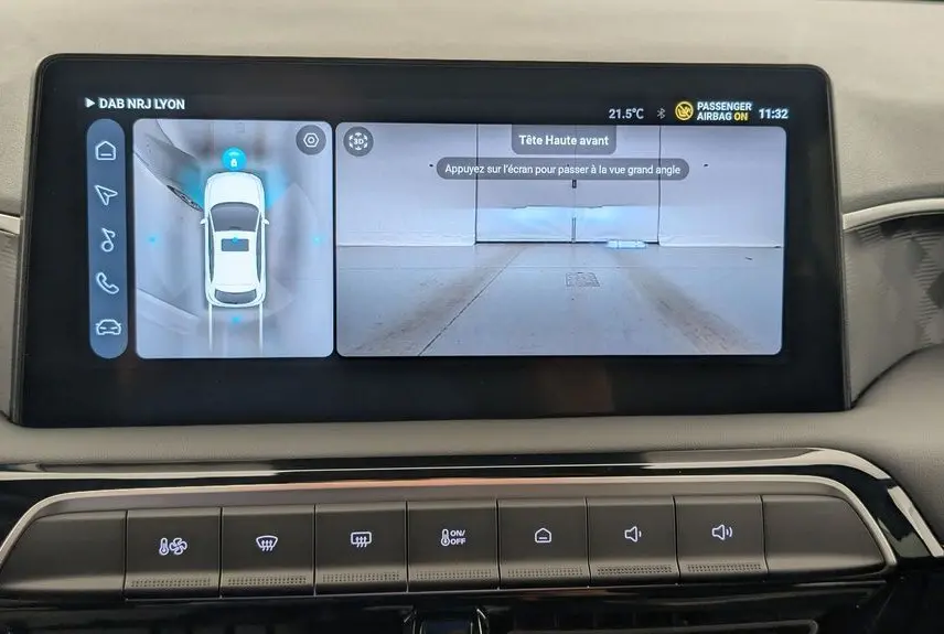 Écran tactile intérieur du MG3 Pebble Black 2026 affichant la caméra 360° et vue avant grand angle.