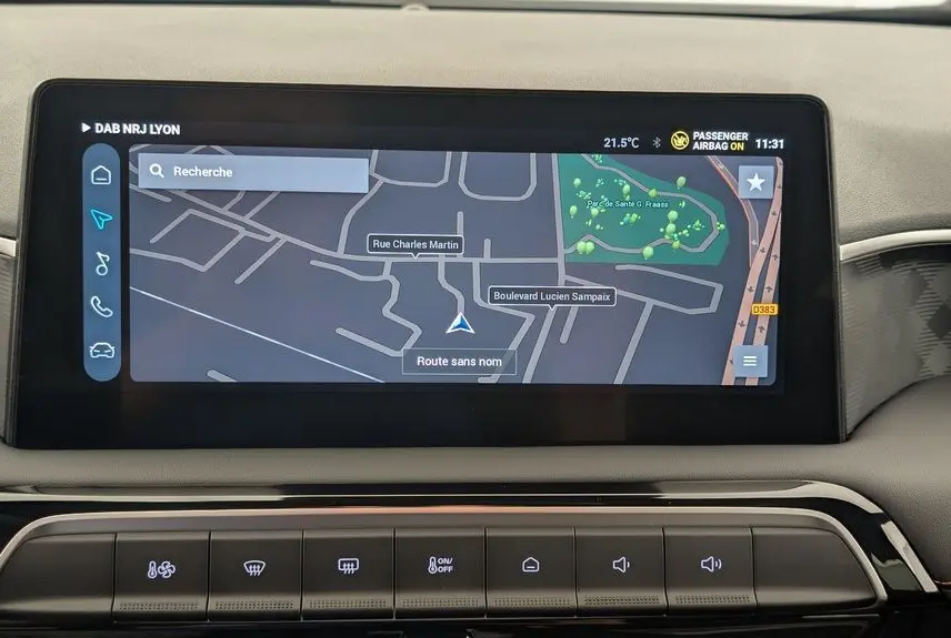 Écran tactile central du tableau de bord du MG3 Pebble Black 2026 affichant la navigation GPS en mode paysage.