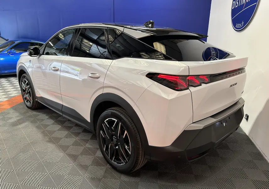 Peugeot 3008 III Hybrid blanc Okenite en 3/4 arrière droit, toit noir et jantes noires distinctives.