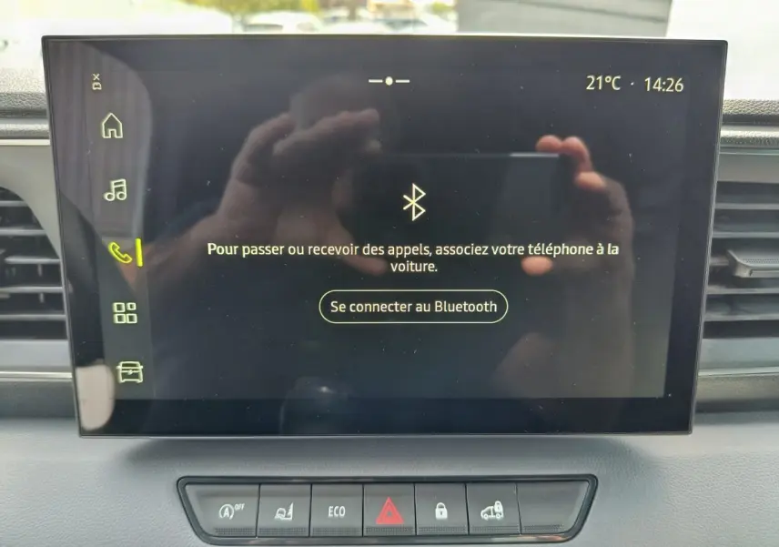 Écran tactile central du tableau de bord du Renault Master 2025 affichant la connexion Bluetooth, entouré de commandes grises.