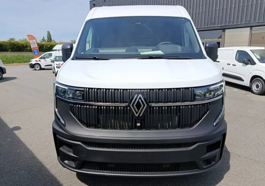 Vue avant du Renault Master blanc avec calandre noire et grand logo Renault bien visible.