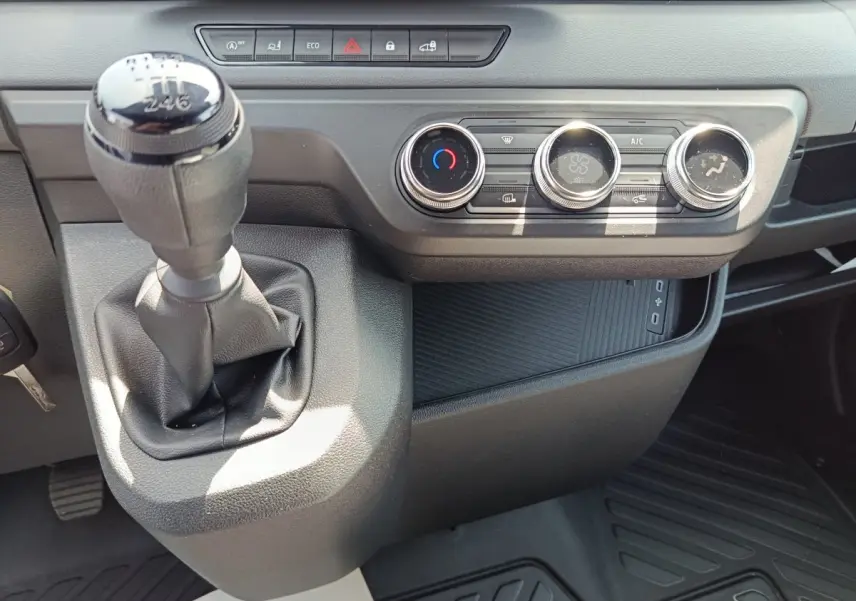 Gros plan intérieur sur la boîte manuelle et les commandes de climatisation du Renault Master blanc 2025.