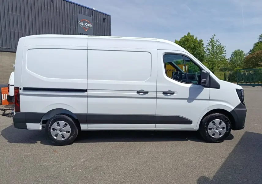 Vue de profil côté droit d’un utilitaire Renault Master blanc avec porte latérale coulissante et jantes acier.