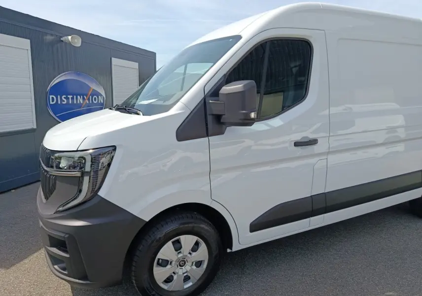 Renault Master blanc vu de profil avant droit, avec calandre noire et rétroviseur latéral noir.