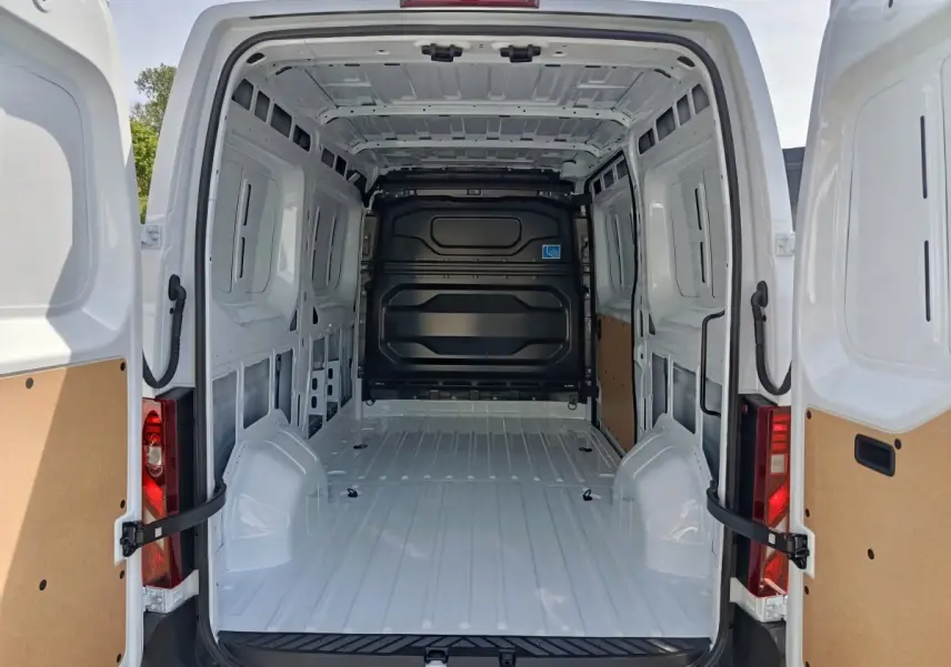 Vue arrière ouverte du Renault Master blanc montrant l'intérieur vide et spacieux de la zone de chargement.