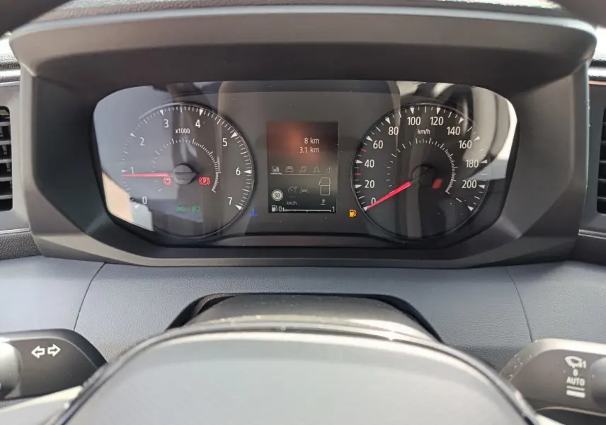 Vue rapprochée du combiné d'instruments numérique du Renault Master 2025, affichant vitesse et compte-tours.