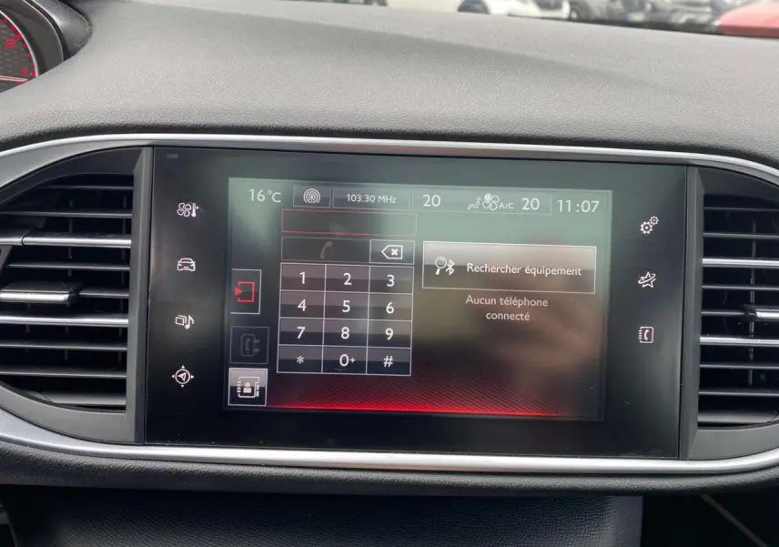 Écran tactile central de la Peugeot 308 GTi 2016 affichant le menu téléphone, entouré de grilles d'aération noires.