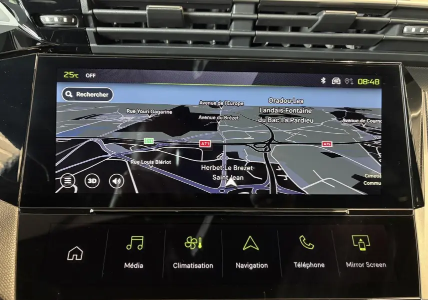 Écran tactile central de navigation affichant une carte, intérieur moderne du Peugeot 308 gris selenium.