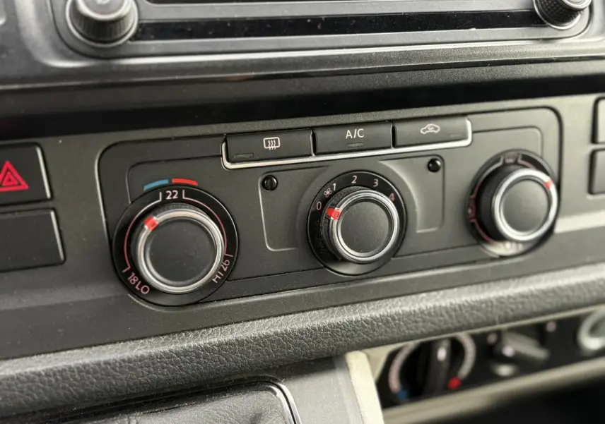 Gros plan sur les commandes de climatisation du Volkswagen Transporter 2017, avec réglages de température et ventilation.