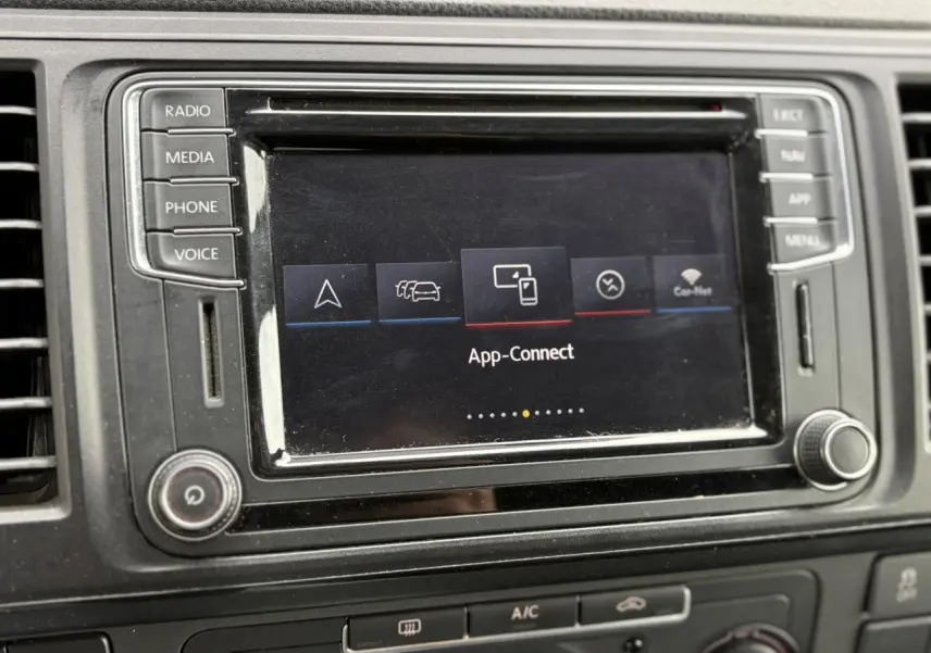 Écran tactile central du Volkswagen Transporter 2017 affichant App-Connect avec commandes radio et climatisation visibles.
