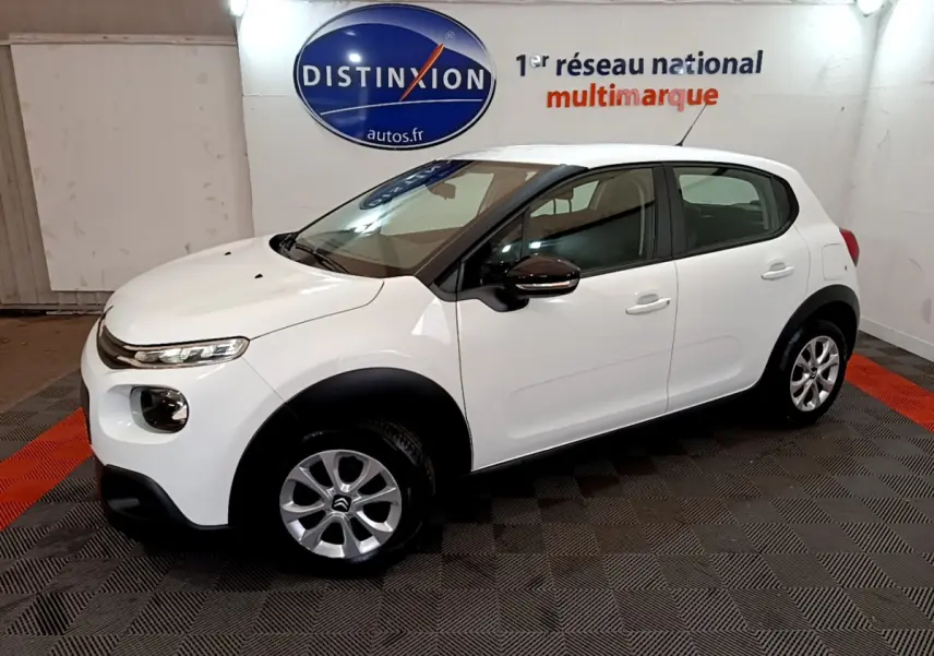 Vue de profil droit d'une Citroën C3 blanche PureTech 68 BVM Feel avec protections noires et jantes alliage.