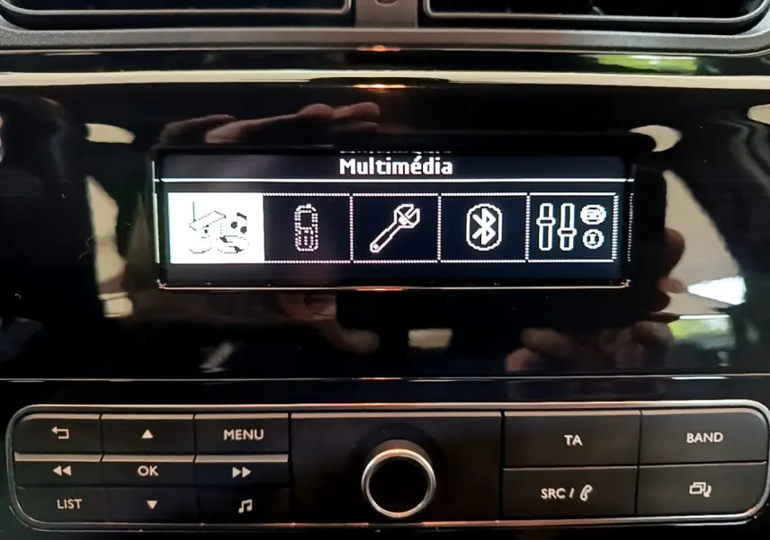 Écran multimédia et commandes centrales du tableau de bord d'une Citroën C3 blanche PureTech 2018.