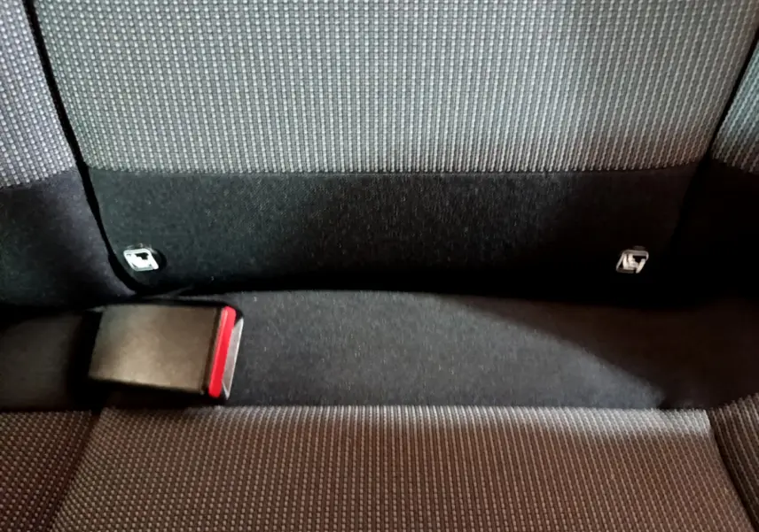 Gros plan sur la banquette arrière noire et grise de la Citroën C3 PureTech 68 BVM Feel 2018 avec ceinture de sécurité.