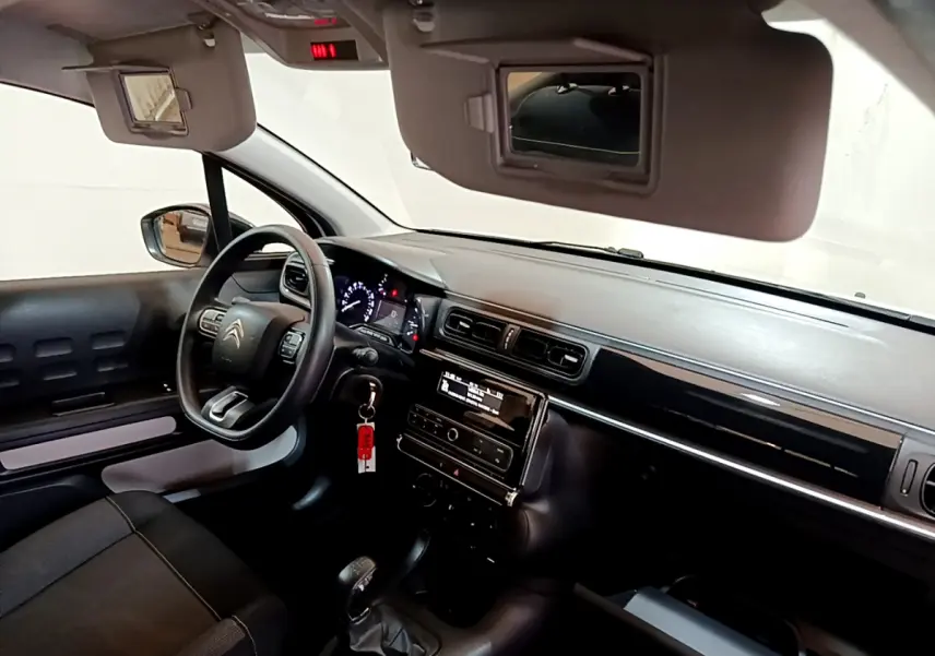 Intérieur de la Citroën C3 PureTech 68 BVM Feel 2018, vue côté conducteur avec tableau de bord et volant multifonctions.