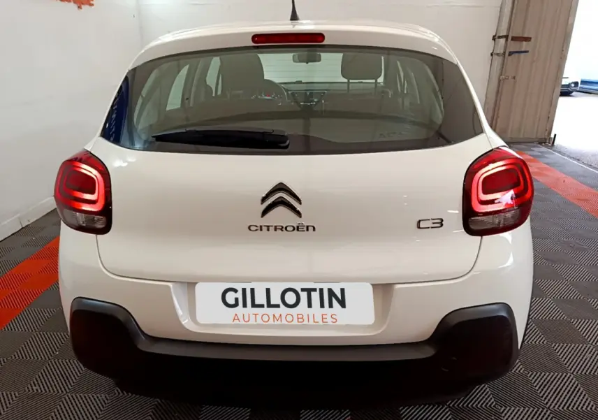 Vue arrière d'une Citroën C3 blanche de 2018 avec feux arrière LED et logo Citroën visible.