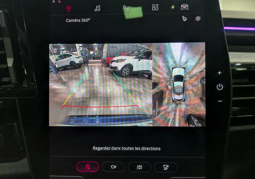 Écran central du Renault Austral E-Tech Hybrid 200 ch Iconic montrant la caméra 360° et la vue arrière en intérieur véhicule.