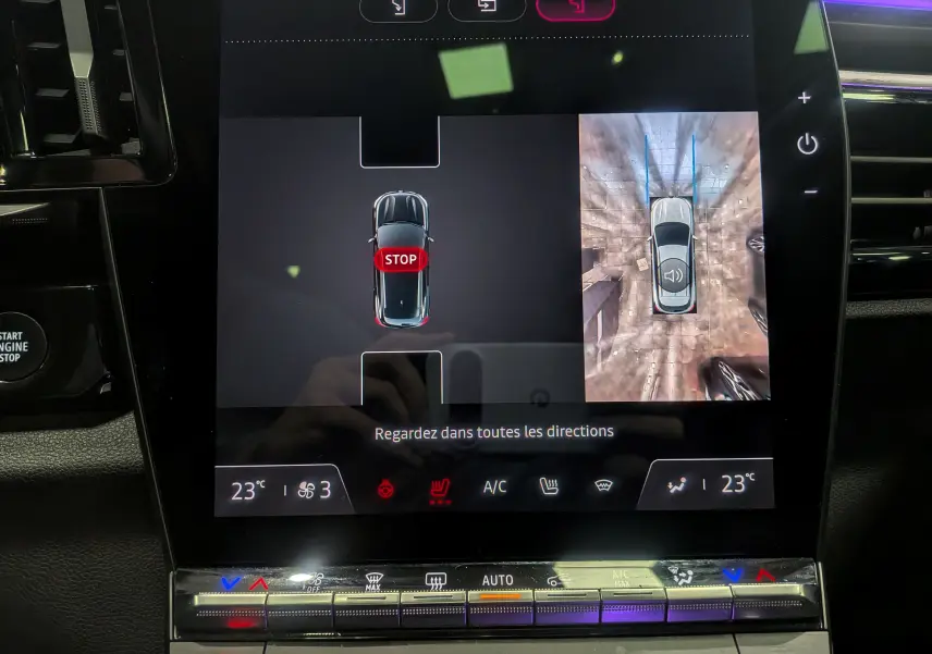 Écran central du Renault Austral E-Tech Hybrid 2024 montrant la caméra 360° et l'alerte stop en vue du dessus.