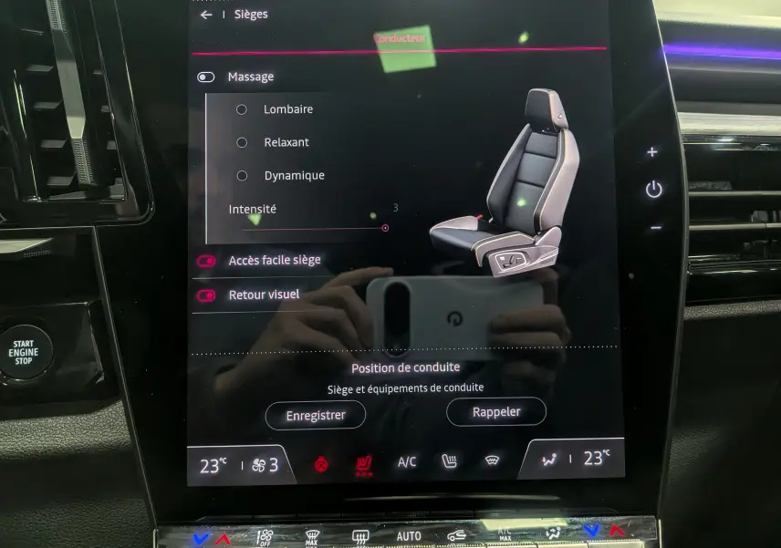 Écran tactile intérieur du Renault Austral 2024 affichant les réglages du siège conducteur avec options de massage et climatisation.