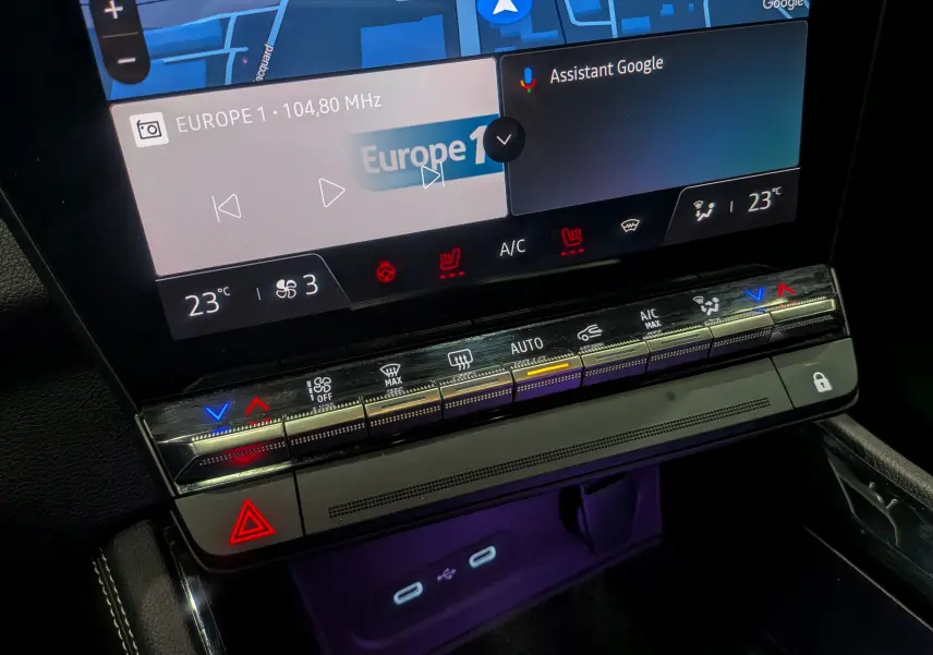 Détail de la console centrale du Renault Austral E-Tech Hybrid 2024, avec commandes tactiles de climatisation et écran multimédia.