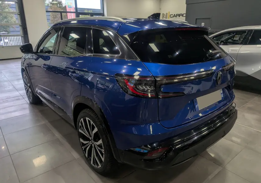 Renault Austral E-Tech Hybrid 200 ch Iconic bleu Iron vu en 3/4 arrière droit en intérieur showroom.