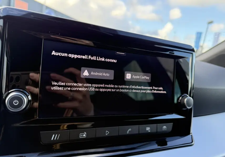 Écran tactile central du système multimédia SEAT ARONA 2024 affichant la connexion Android Auto et Apple CarPlay.