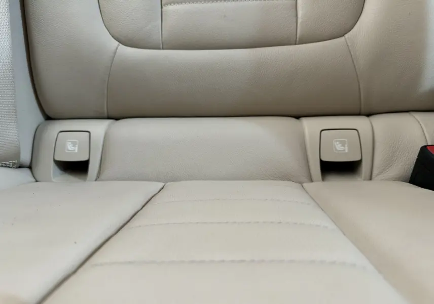 Gros plan sur la banquette arrière beige du BMW X3 xDrive30d 2018, montrant les fixations Isofix intégrées.