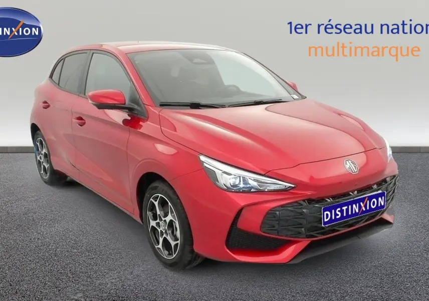 Vue 3/4 avant d’une MG3 1.5 L Hybrid+ 195 ch Luxury rouge Diamond Red avec jantes alliage et calandre noire.