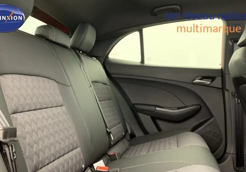 Vue intérieure de la banquette arrière en similicuir et tissu noir du MG3 1.5 L Hybrid+ 195 ch Luxury, côté droit.