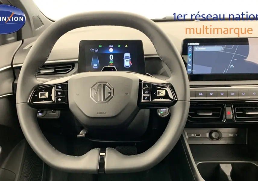 Vue intérieure centrée sur le volant cuir microfibre et le tableau de bord numérique du MG3 1.5 L Hybrid+ Luxury.