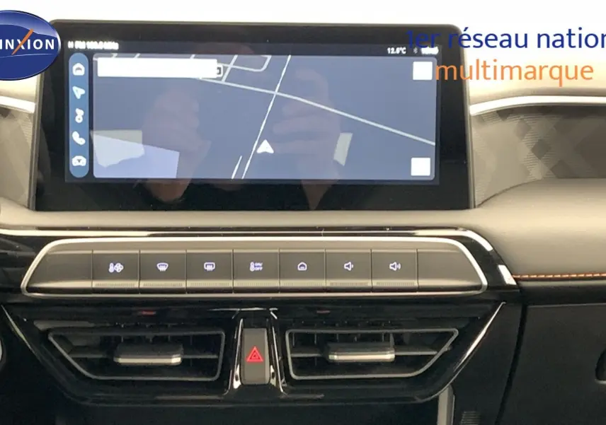 Vue avant du MG3 1.5 L Hybrid+ 195 ch Luxury en rouge Diamond, avec calandre noire et feux LED visibles.