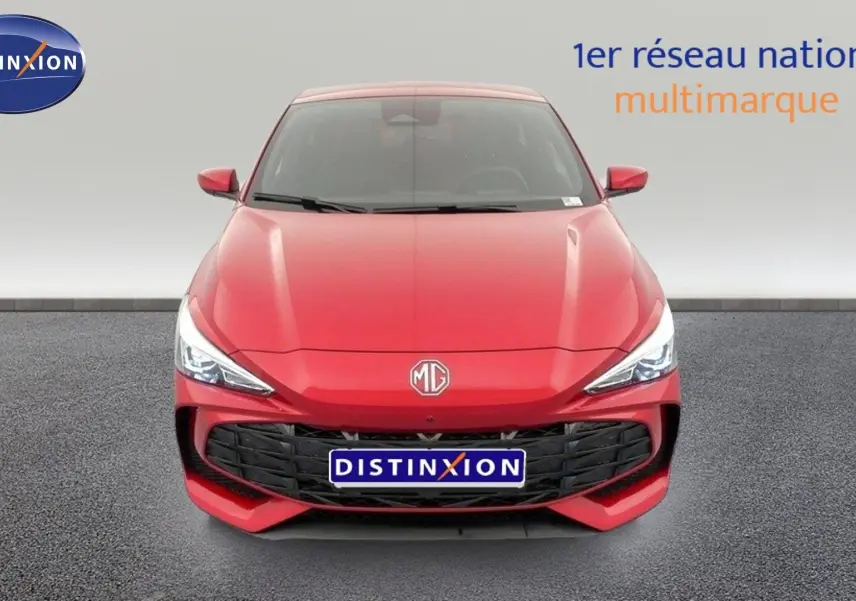 Vue frontale d'une MG3 1.5 L Hybrid+ 195 ch Luxury en rouge Diamond Red avec calandre noire et phares LED allumés.